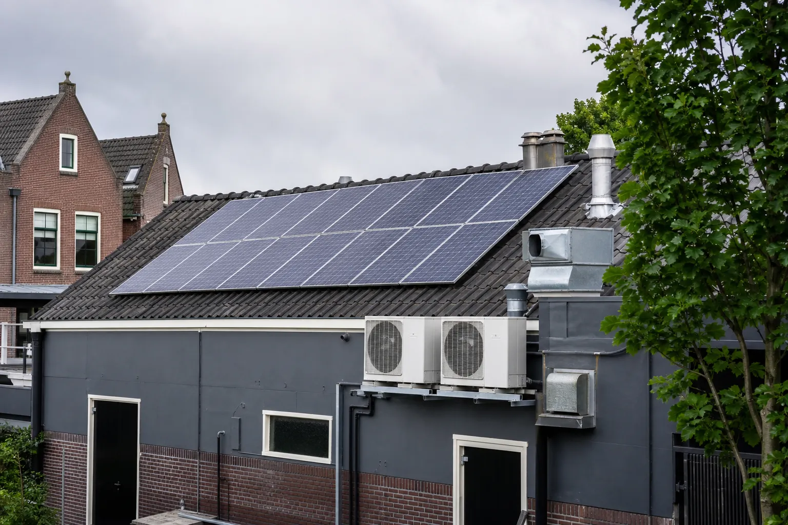 Zonnepanelen op een Nederlands bedrijfspand met koeltechniek